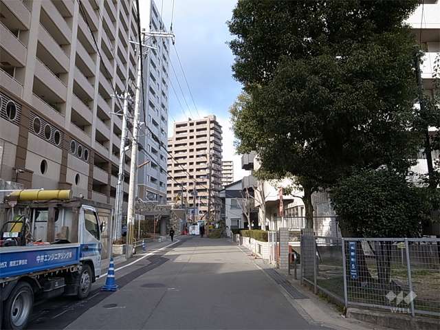 エントランス前の通り。周辺はマンションが中心に建ち並ぶ住宅地です。