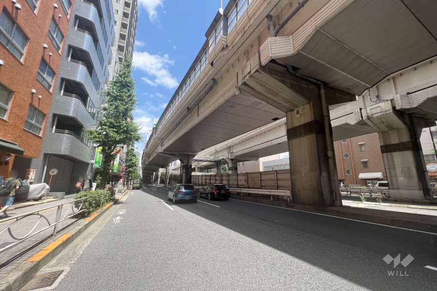 キャッスルマンション幡ヶ谷の前面道路（西側から）