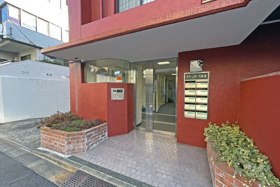 エントランスはオートロック付きです。