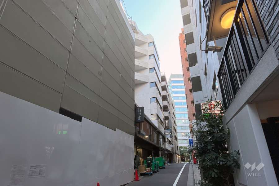 敷地南側前面道路。宮益坂から1本北に入った通りです。