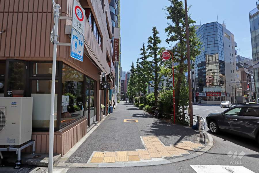 敷地南側前面道路は駒沢通りです。