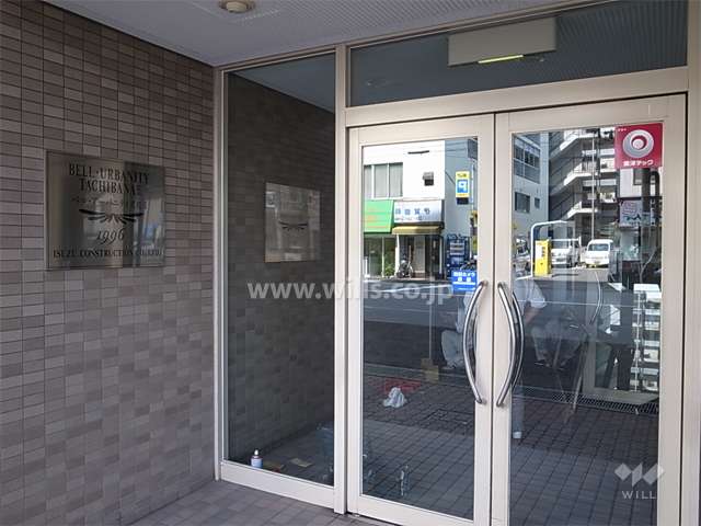 エントランス（オートロックと宅配ボックス付き）