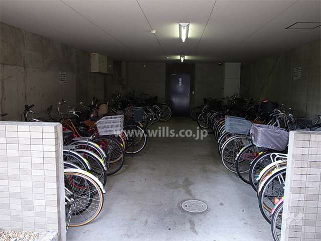 建物1階部分にある駐輪場