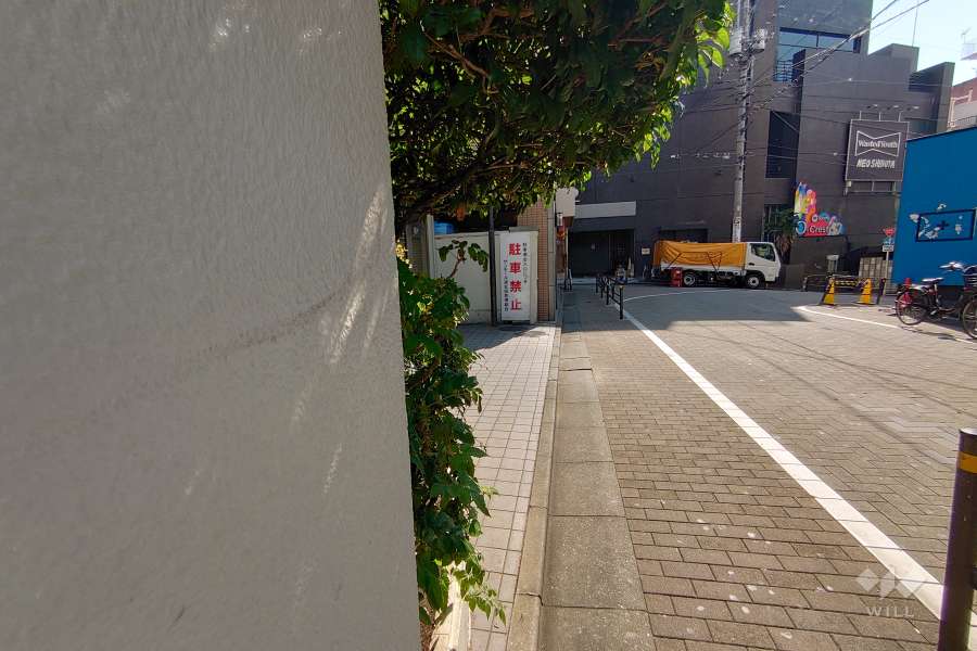 敷地北西側の前面道路（北東側から）