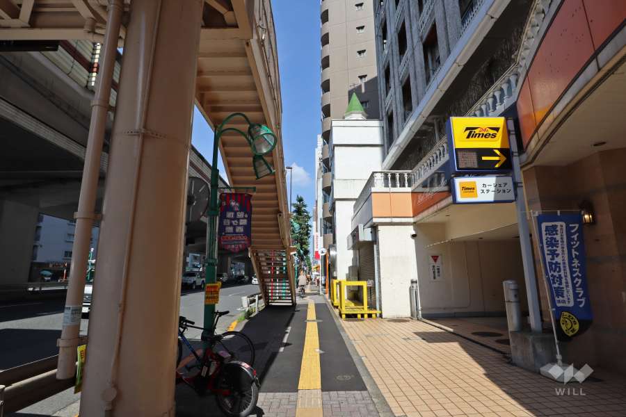 敷地北側は甲州街道、首都高速4号新宿線に面しています。