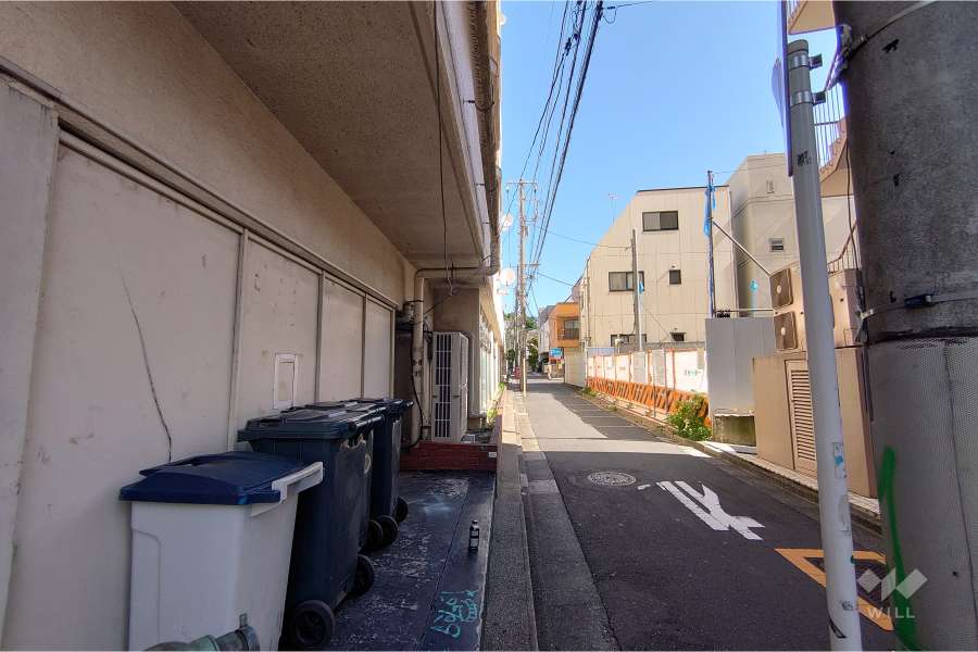 敷地南東側の前面道路（南西側から）