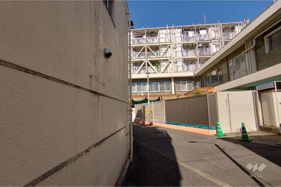 敷地北側の前面道路（東側から）