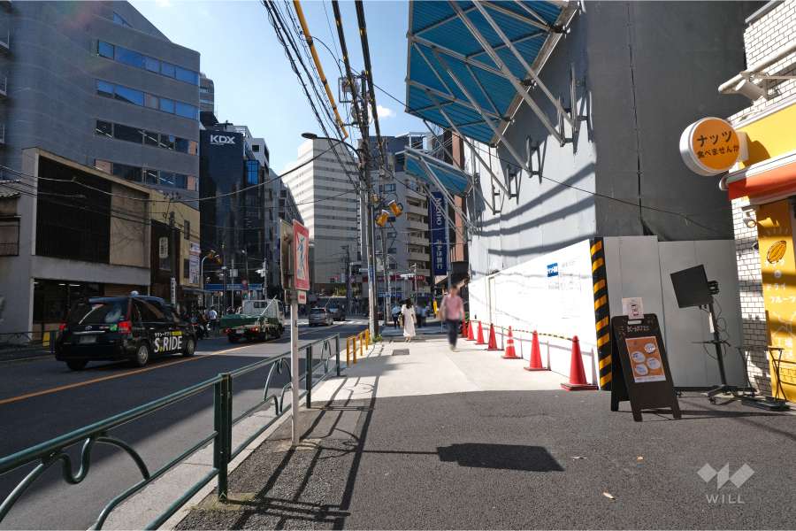 敷地南西側の前面道路（南東側から）