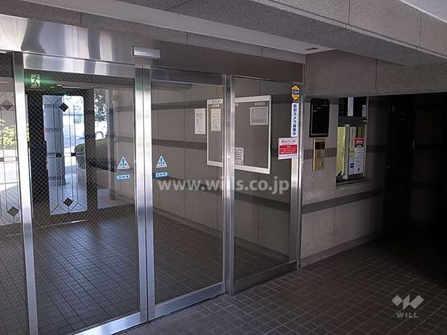 エントランスはオートロック付きです。