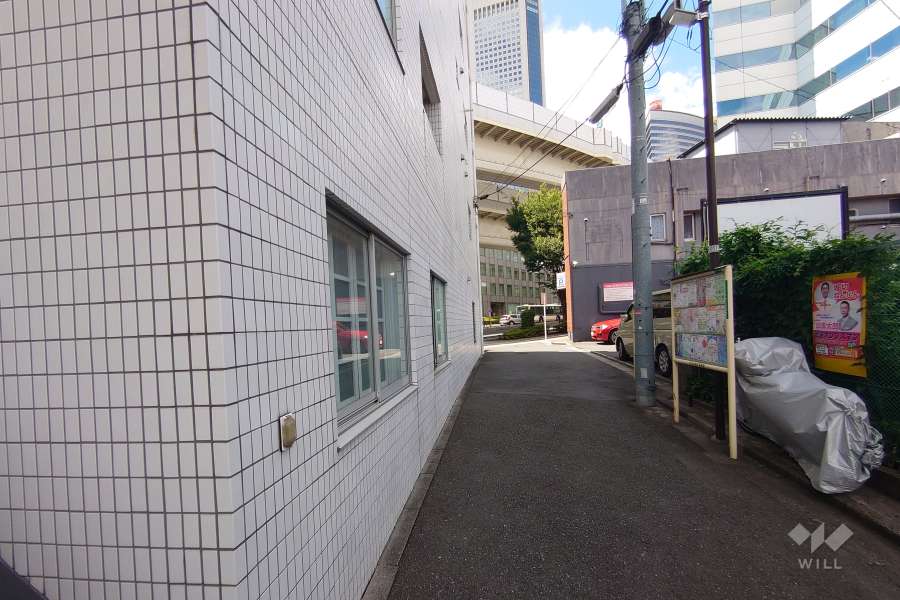 敷地北東側の前面道路（南東側から）