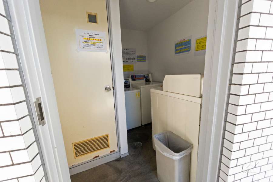 敷地内のコインランドリー