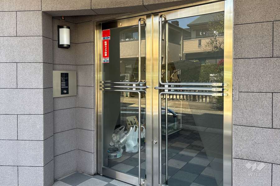 エントランスはオートロック付きです。