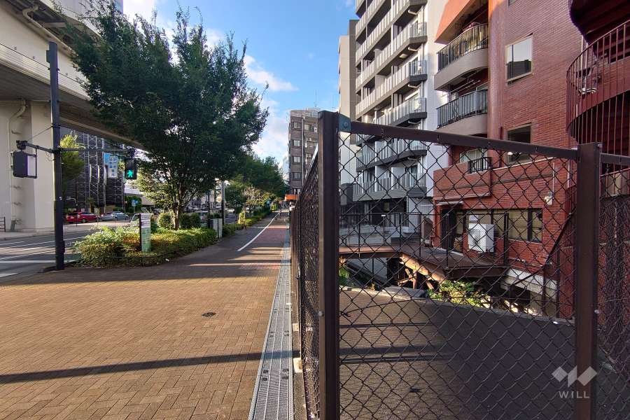 敷地西側の前面道路（南側から）