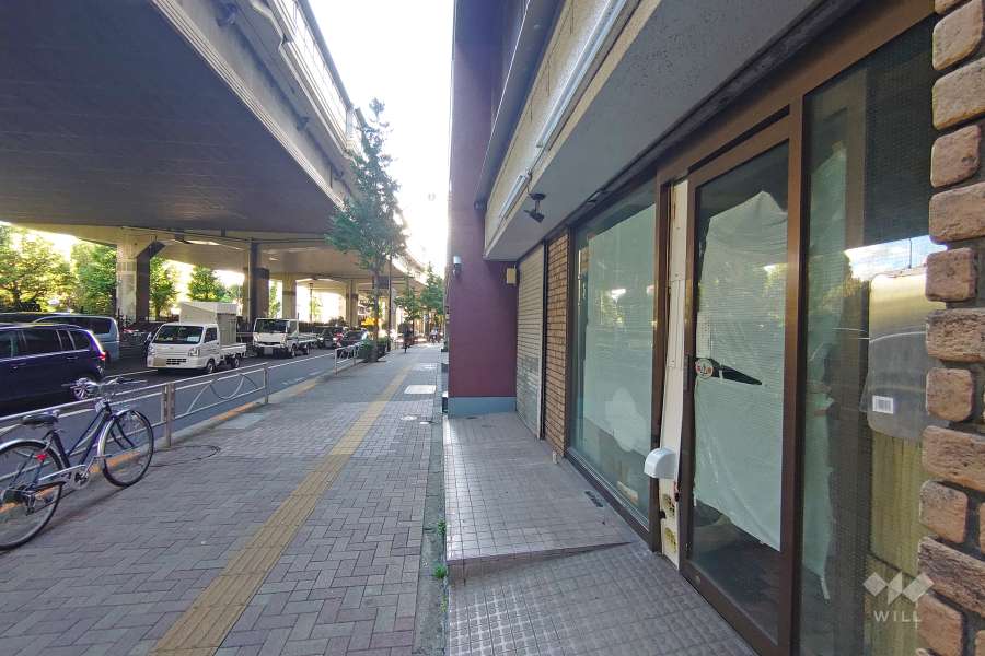 敷地南側の前面道路（東側から）