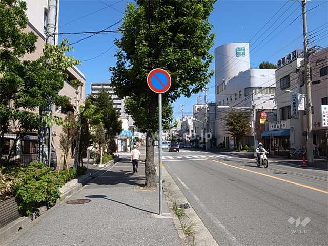 敷地東側のバス通り。