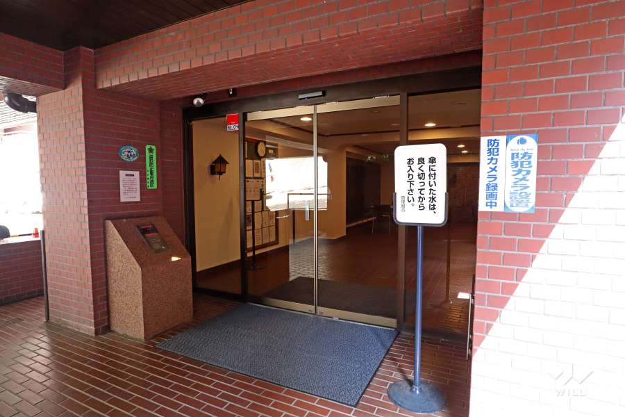 エントランスはオートロック付きです。
