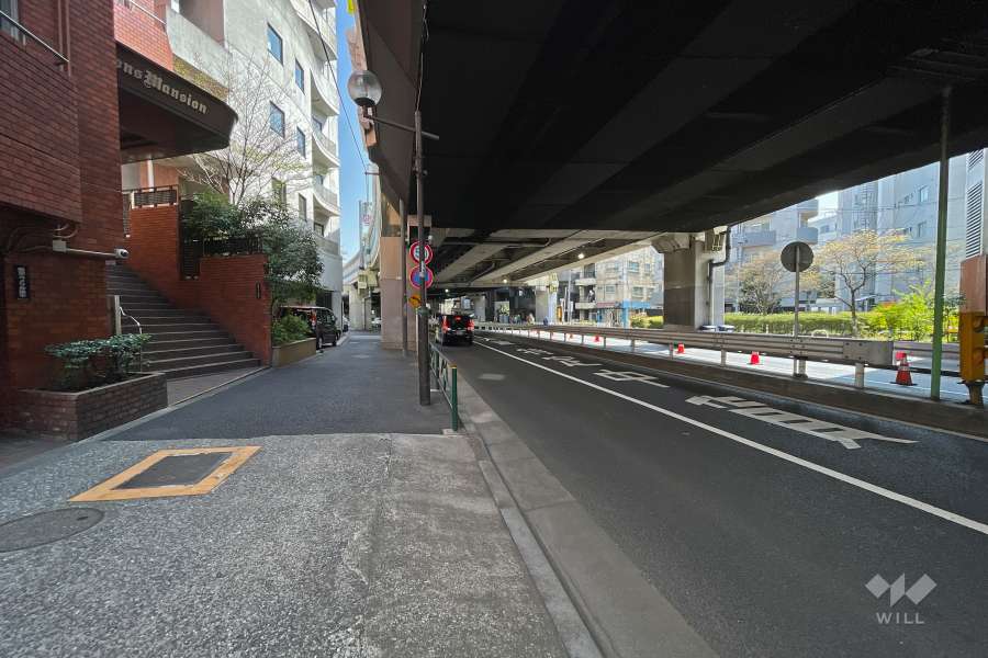 敷地南側は都道418号線に面しています。