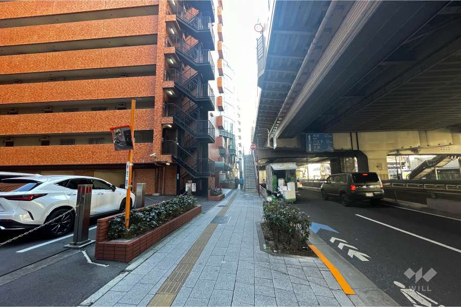 敷地北西側の前面道路（北東側から）