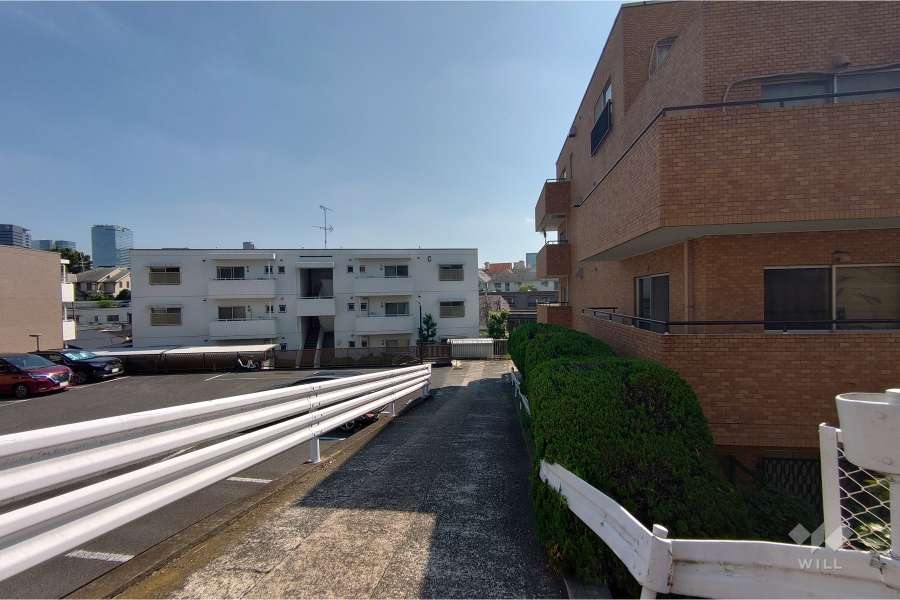 敷地北東側の前面道路（北西側から）