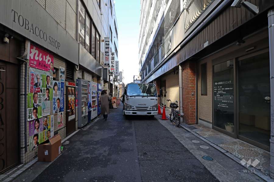 敷地西側の前面道路（南側から）