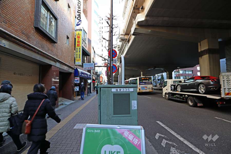敷地南側の前面道路（西側から）