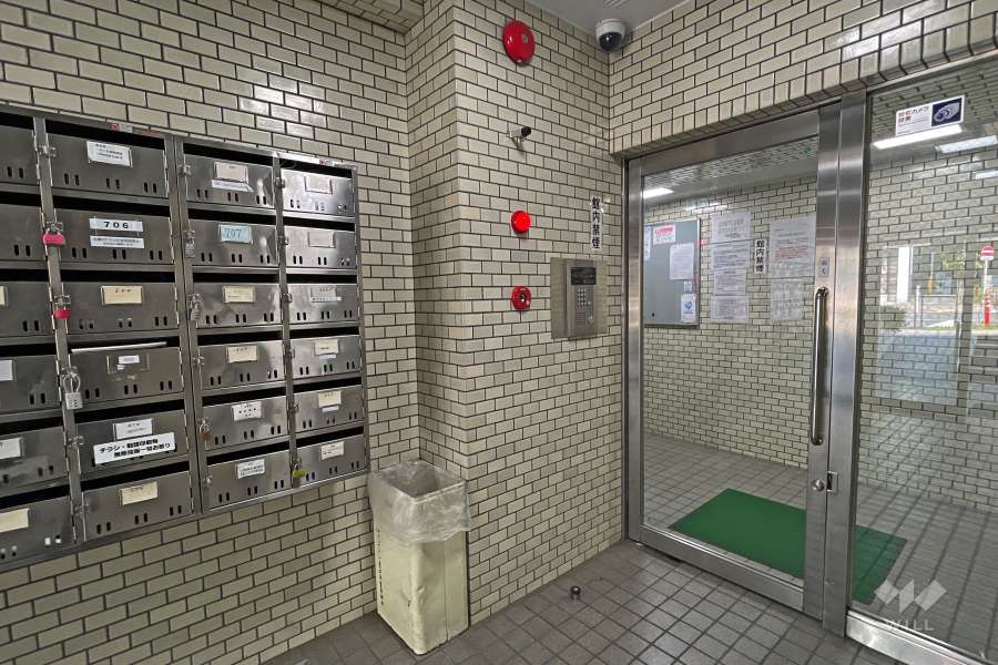 エントランスはオートロック付きです。