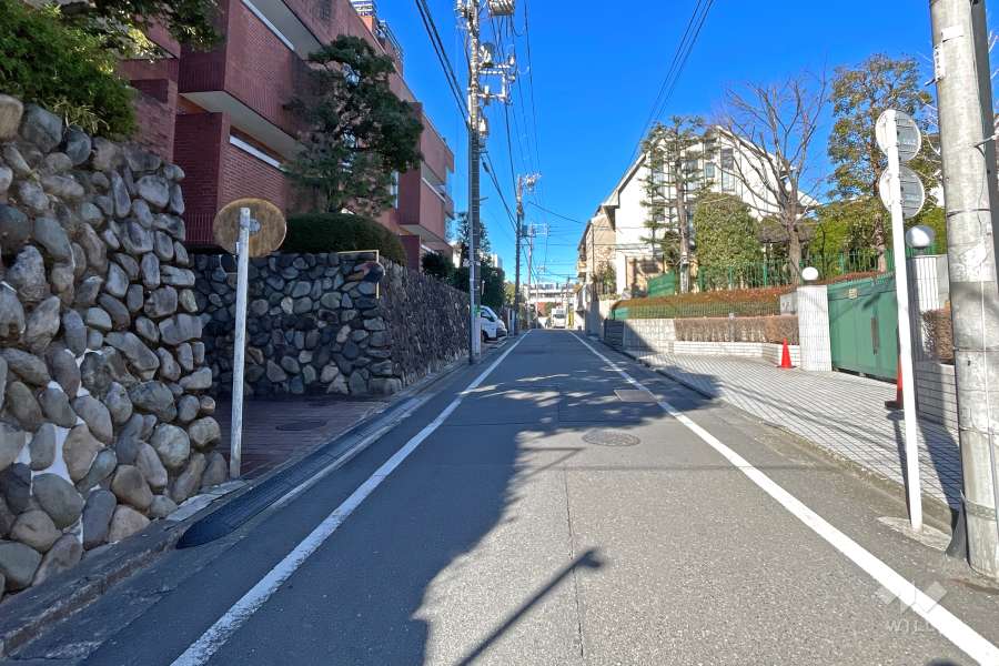 敷地北側の前面道路