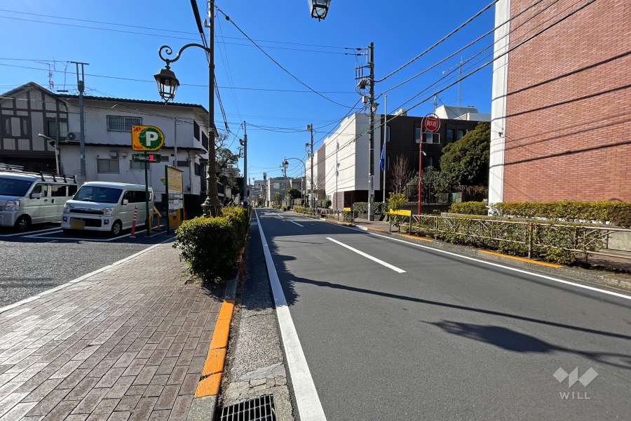 敷地西側の前面道路