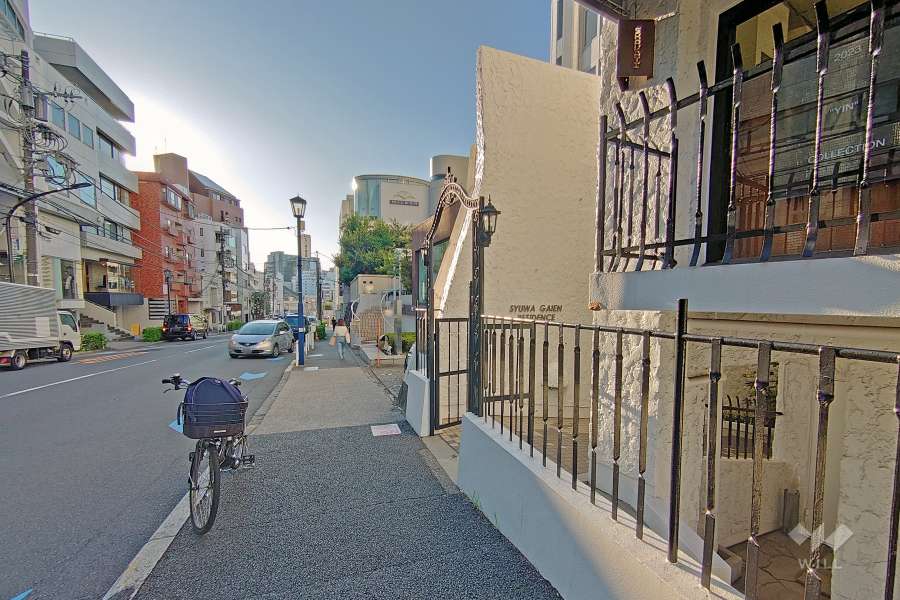 敷地南側の前面道路（東側から）