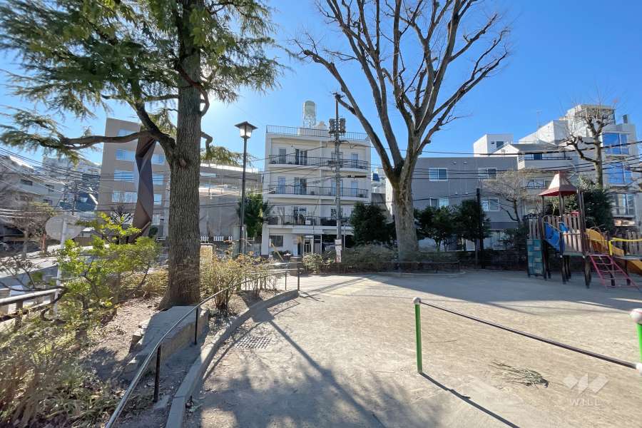 北側には道路を挟んで渋谷区立鍋島松濤公園があります。