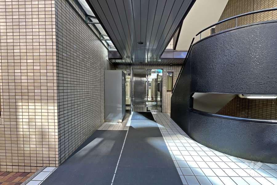 エントランスはオートロック付きです。