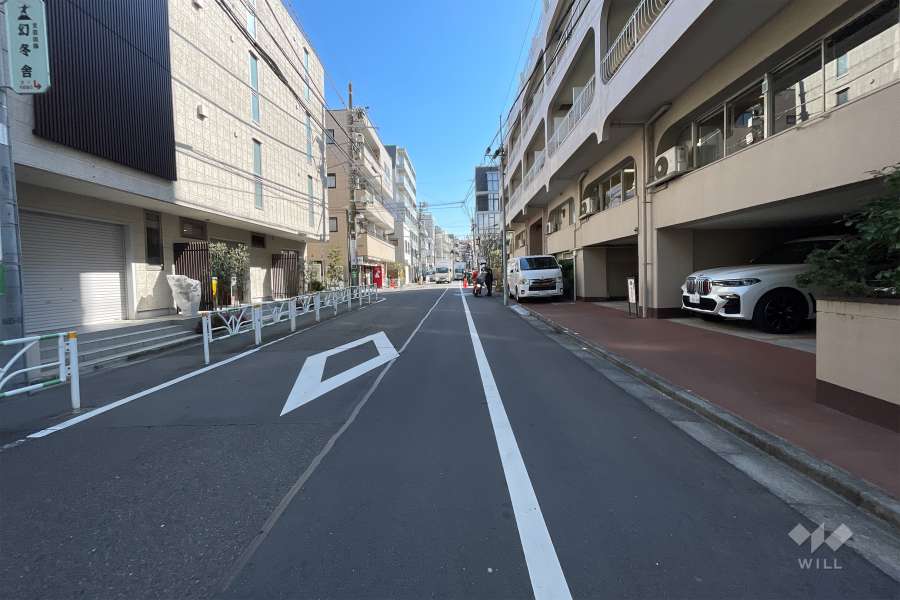 敷地北東側の前面道路(北西側から)