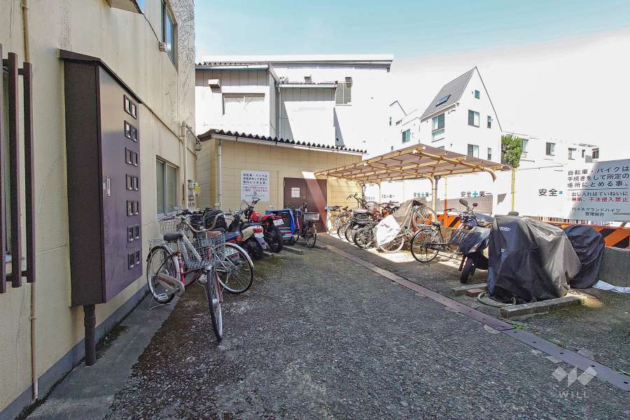 バイク置場と駐輪場