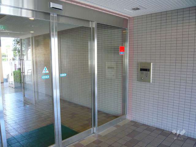 エントランスはオートロック付きです。