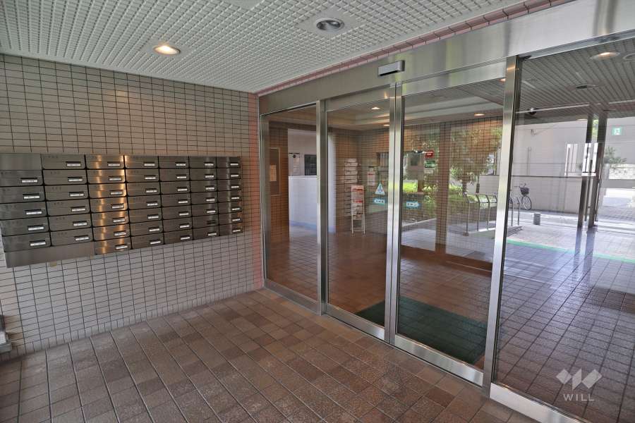 エントランスはオートロック付きです。