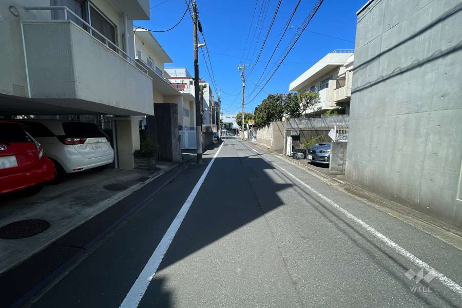 敷地北西側の前面道路（北東側から）