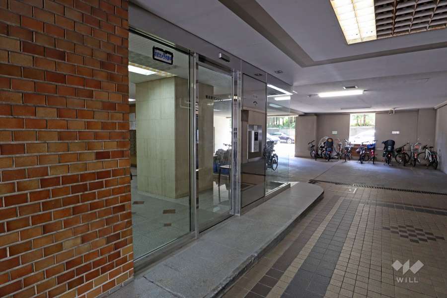 エントランスはオートロック付きです。