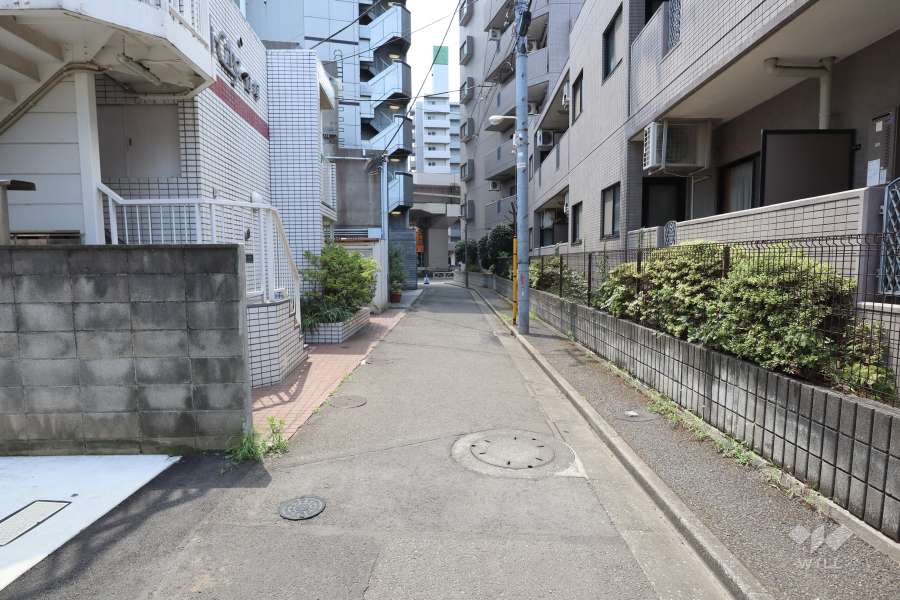 敷地西側の前面道路