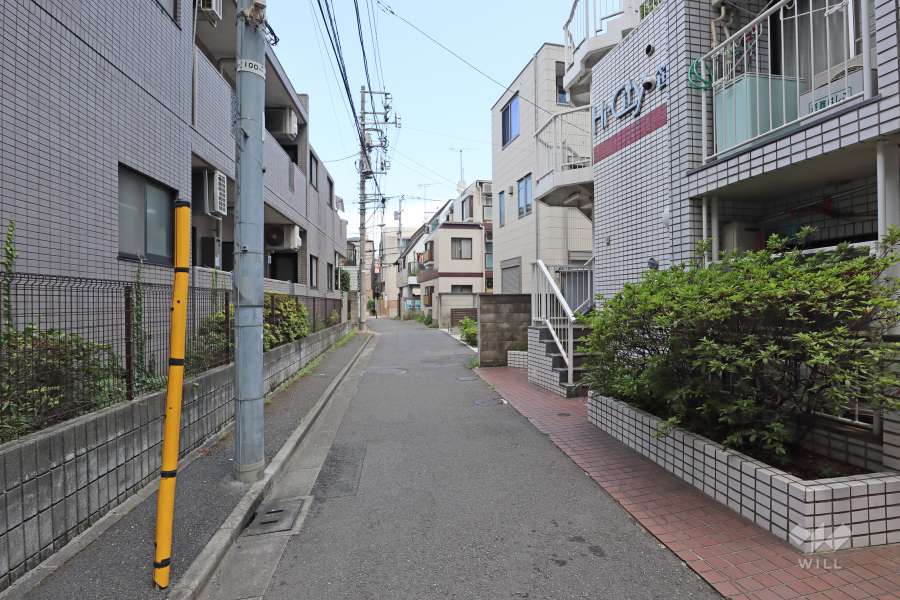 敷地西側の前面道路