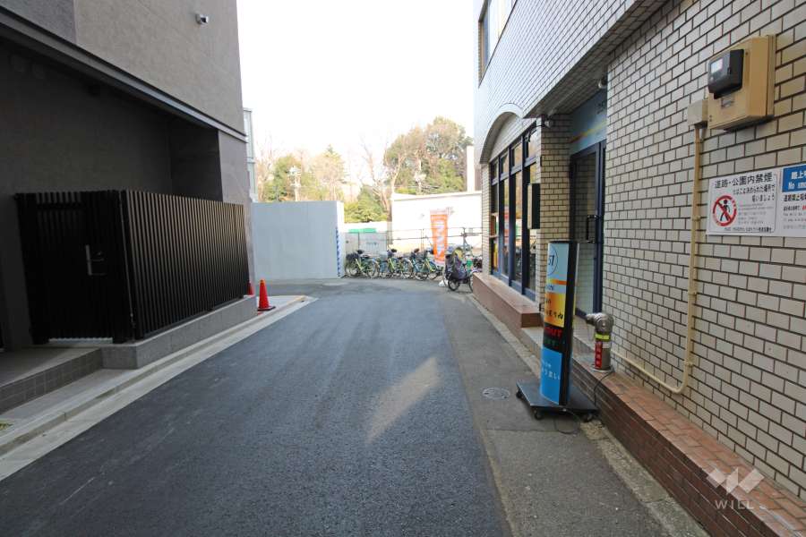 敷地北側の前面道路