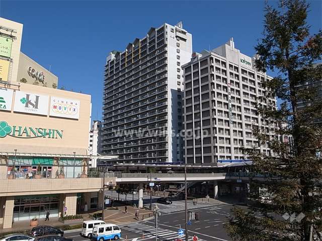 アミング潮江プラストと駅とは陸橋で結ばれています。