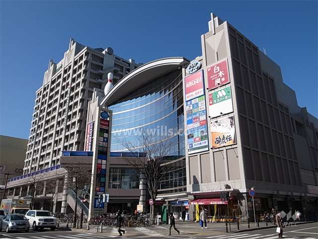 敷地に隣接して商業施設（プラストいきいき）とホテルがあります。