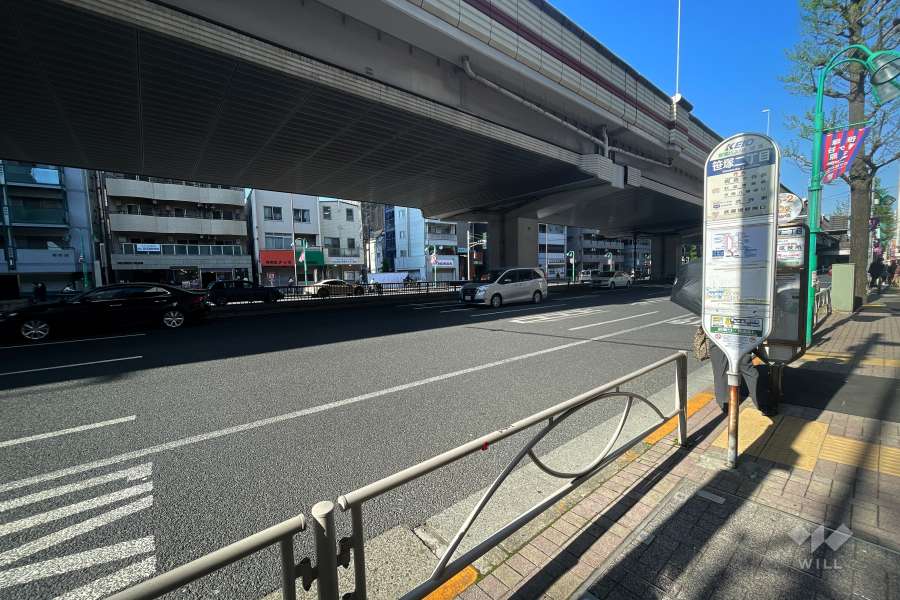 敷地北側には国道20号線と首都高速4号新宿線が走っています。