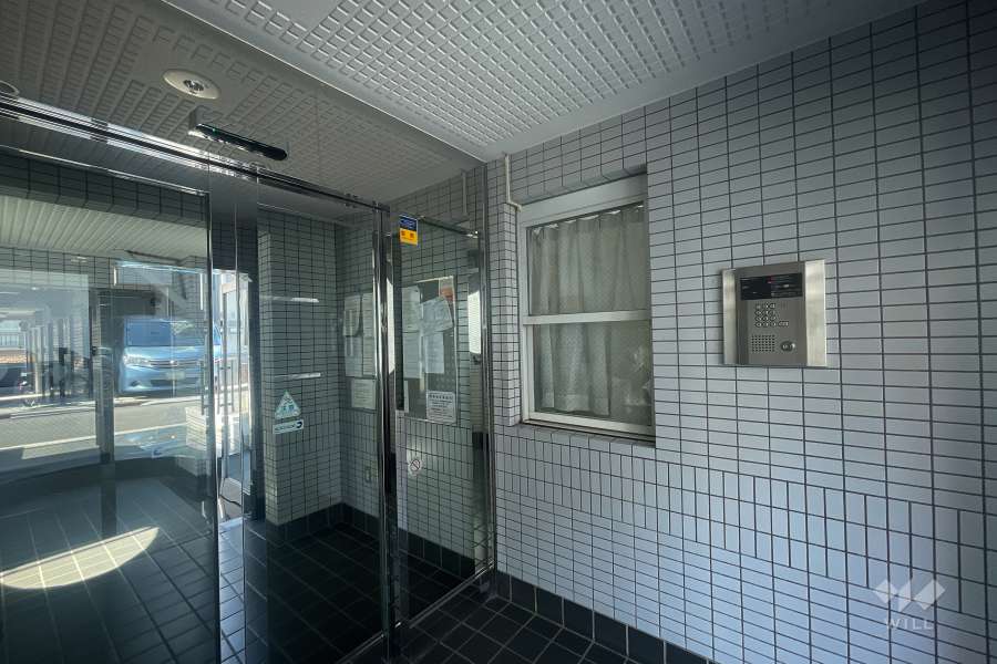 エントランスはオートロック付きです。