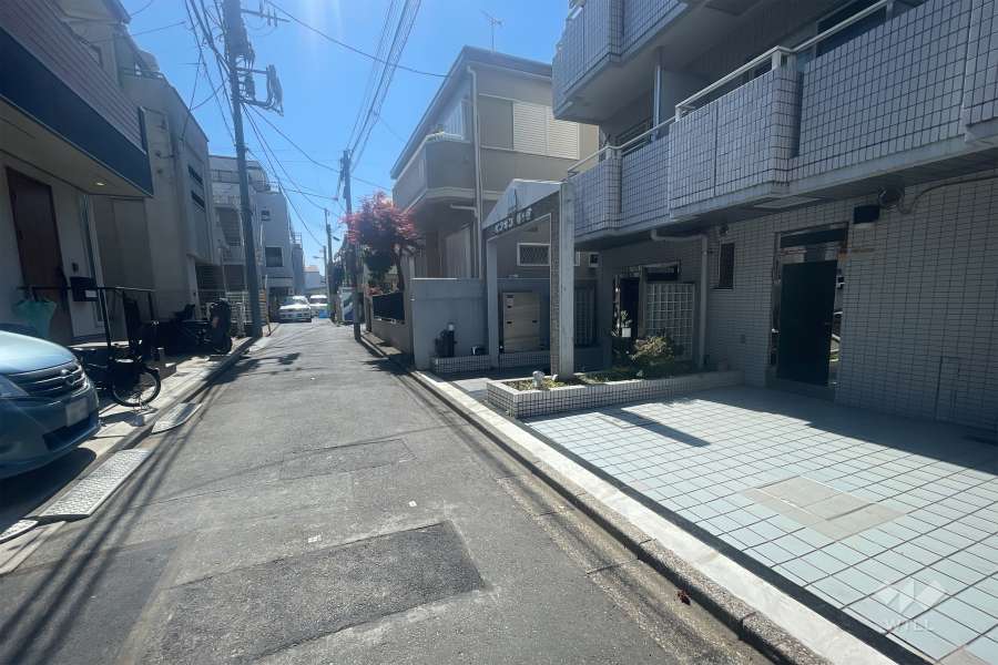 敷地南東側の前面道路（北東側から）