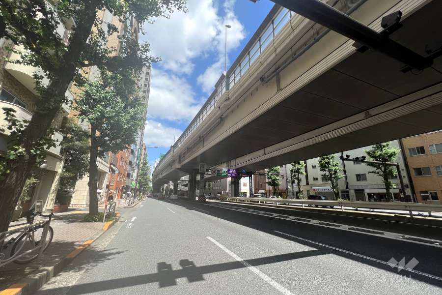 敷地南東側の前面道路
