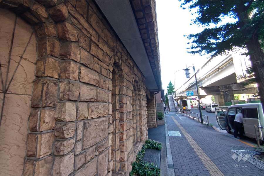 敷地南東側の前面道路（南西側から）