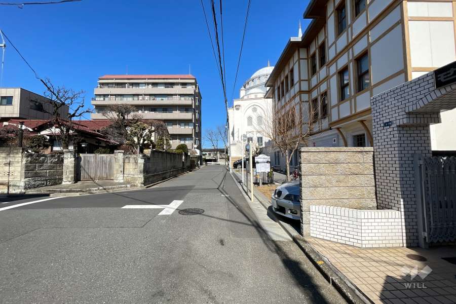 敷地西側の前面道路