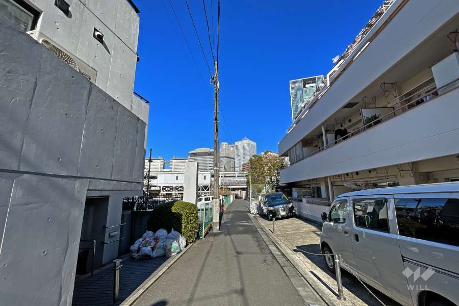 敷地南西側の前面道路（南東側から）