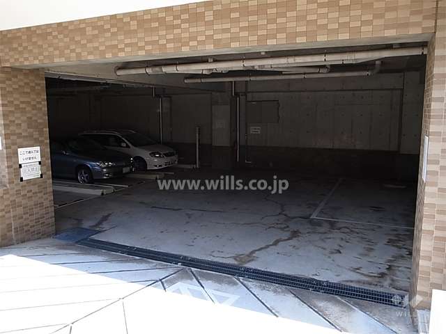 建物1階にある駐車場